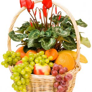 Kosz kwiatowy z owocami