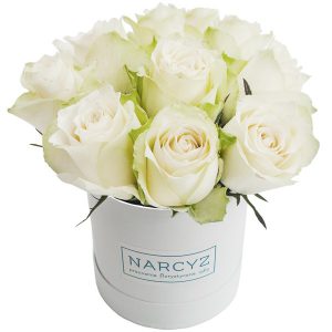 ,,Białe róże w okrągłym pudełku''