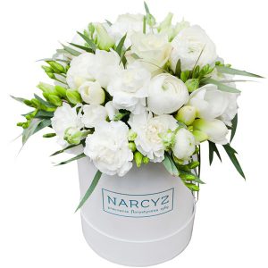 ,,Flowerbox z białymi kwiatami"