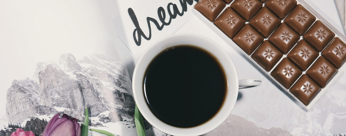 Dlaczego słodycze nas uszczęśliwiają? Nasze kosz delikatesowe z dodatkiem słodkości, ponieważ zawsze warto wysłać Kosz ze słodyczami!