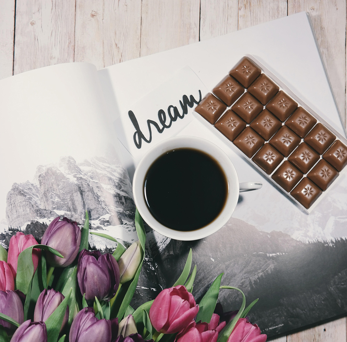 Dlaczego słodycze nas uszczęśliwiają? Nasze kosz delikatesowe z dodatkiem słodkości, ponieważ zawsze warto wysłać Kosz ze słodyczami!